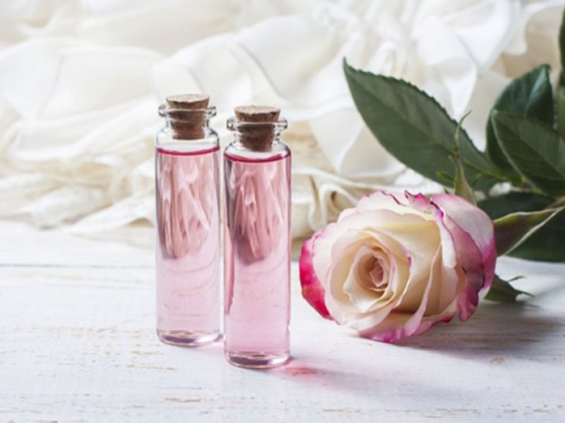 Có cần rửa mặt sau khi dùng nước hoa hồng hay không?